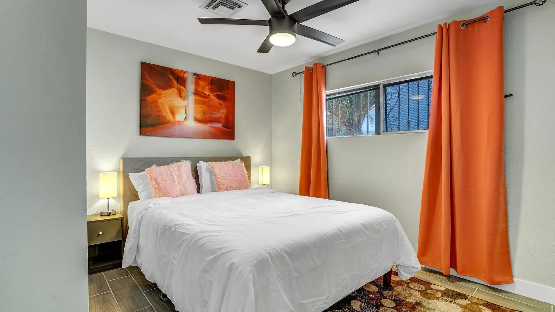 Family Reunion, Remodeled, King Beds, X-Box, Desks Villa Las Vegas